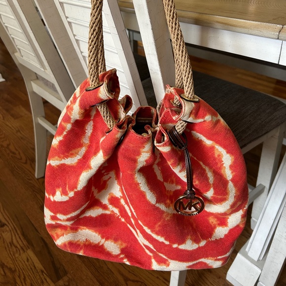 is a Michael Kors shoulder bag - Picture 1 of 4